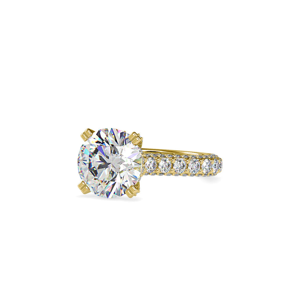 Hefty White Diamond Ring Yellow gold