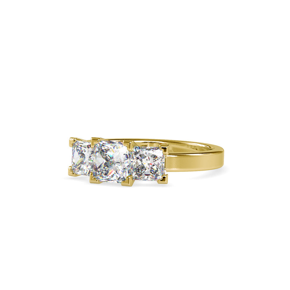 Three Chalkly Stone Diamond Ring Yellow gold